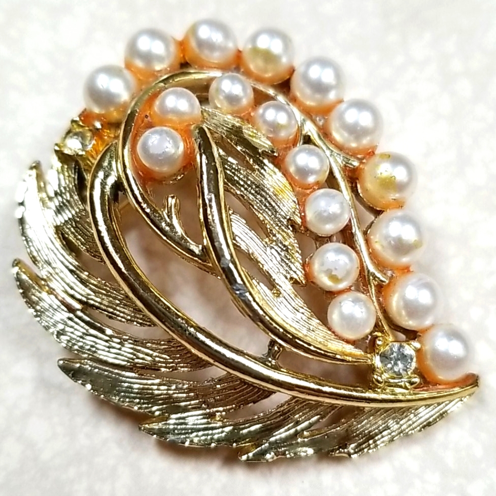 Vintage 1950s Mid Century Faux Pearl Goldtone Brooch Pin - Picture 4 of 13